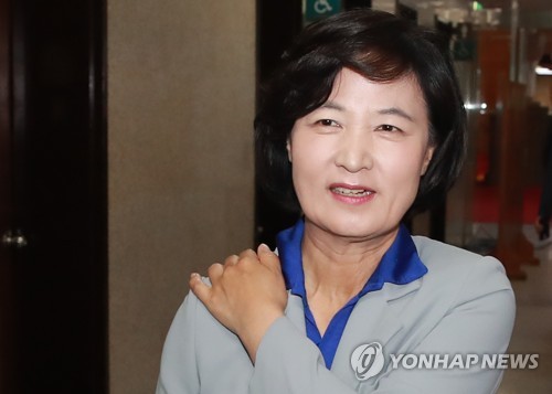 어깨 주무르는 추미애 대표