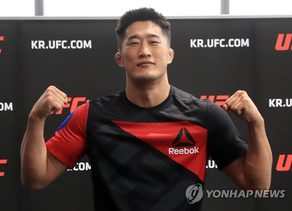 포즈 취하는 김동현