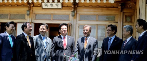 문 대통령, 여야 5당 원내대표와 첫 회동