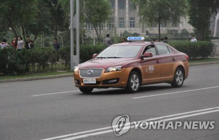 평양 거리의 중국산 택시