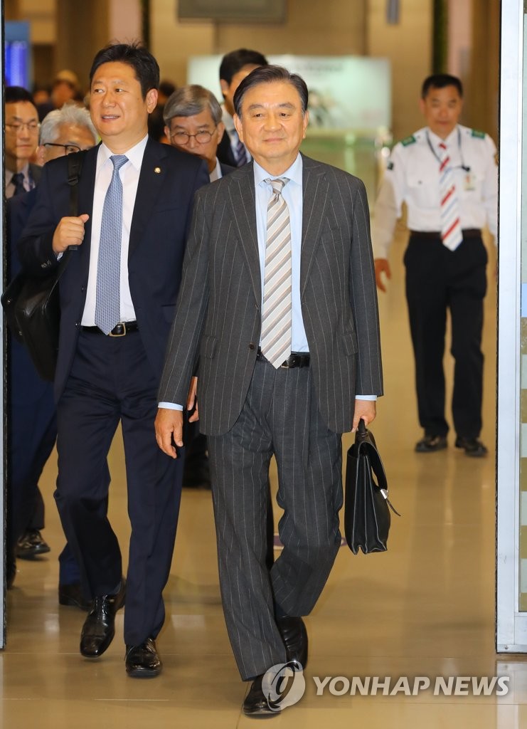 대미특사 임무 마치고 귀국하는 홍석현