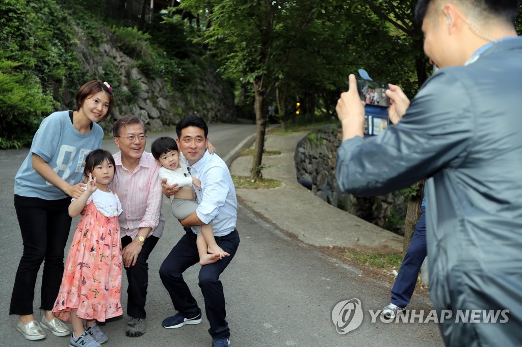 어린이 키 높이로 몸 낮춘 文대통령