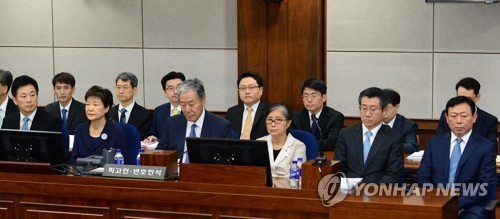 말 없이 앉은 피고인들