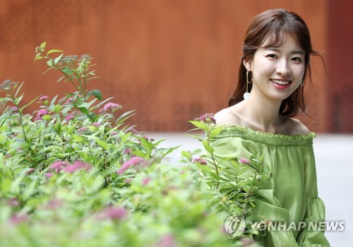 이시아, 여름꽃을 닮은 그녀
