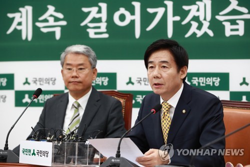 발언하는 이용호 정책위의장