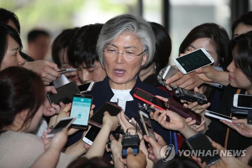 답변하는 강경화 외교장관 후보자