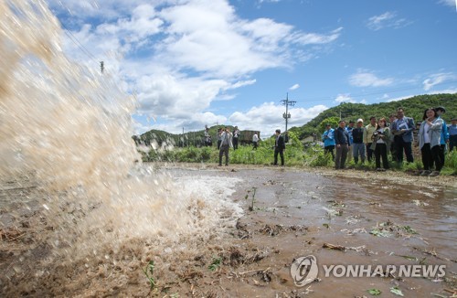 푸른 하늘 아래 급수작업