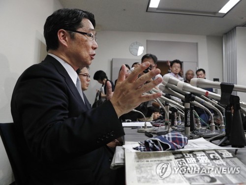 아베 '사학 스캔들' 폭로하는 前관료