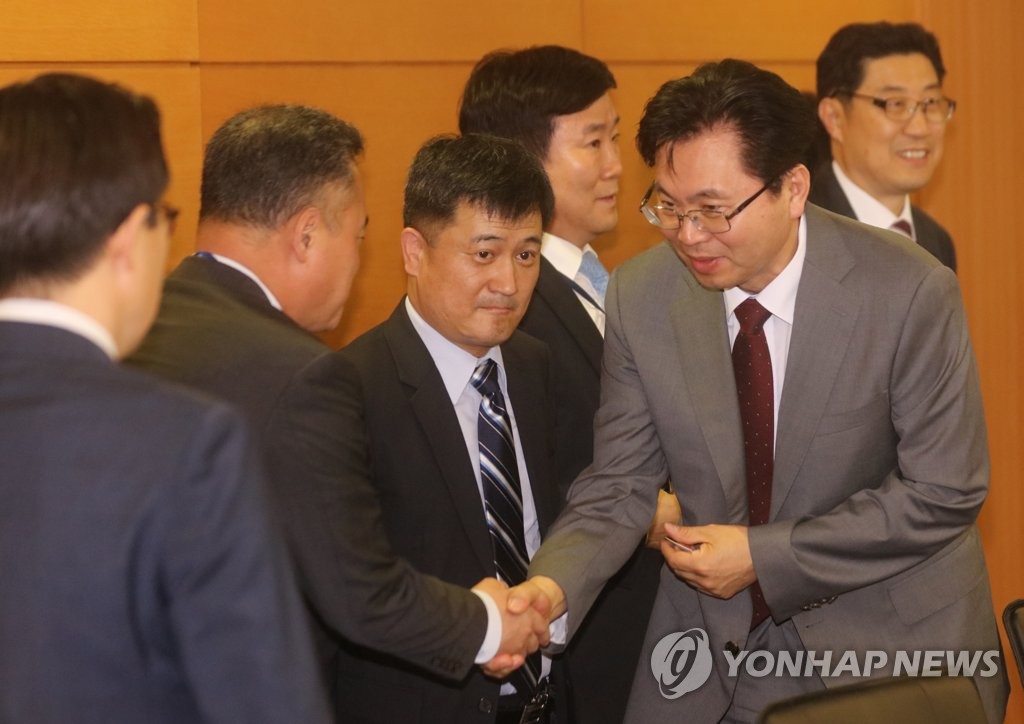 악수하는 이한주 분과위원장