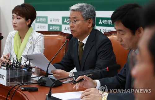 발언하는 김동철 원내대표