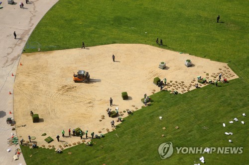 서울광장 완전한 잔디광장으로