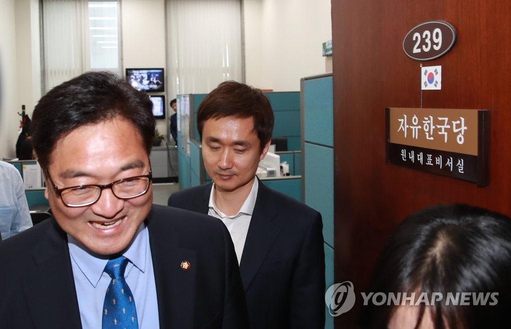 한국당 찾은 우원식 원내대표
