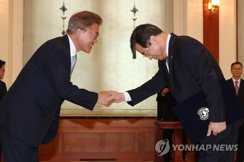 문 대통령, 서훈 국정원장에 임명장 수여