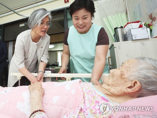 위안부 피해자 할머니 만난 강경화 후보자