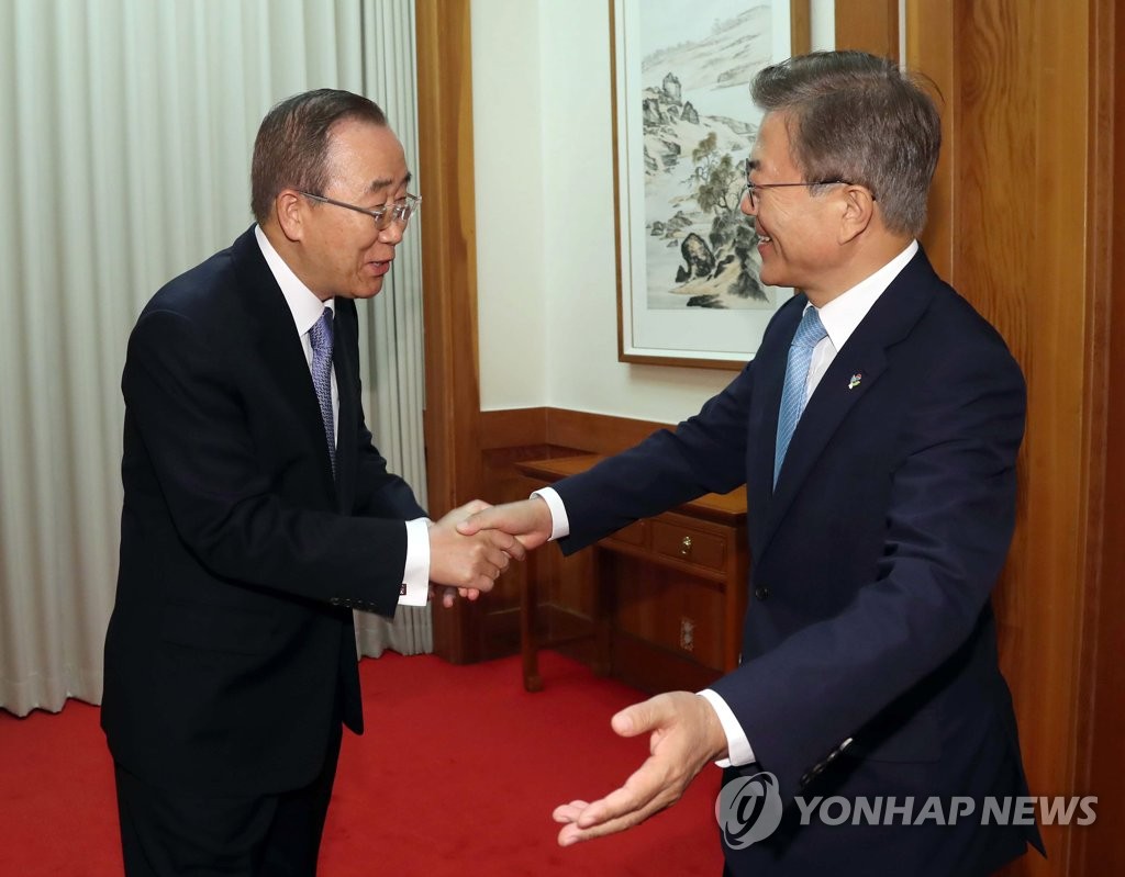 반 총장 안내하는 문 대통령