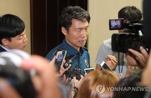 '빅뱅 탑 대마초 혐의'관련 인터뷰하는 경찰관계자