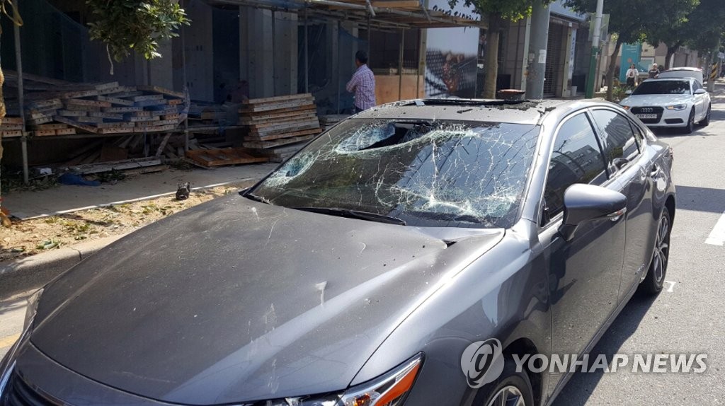 승용차 지붕 위로 추락한 공사장 철제 거푸집 '날벼락'