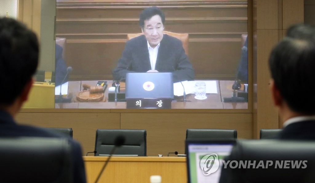 총리 발언 듣는 국무위원들