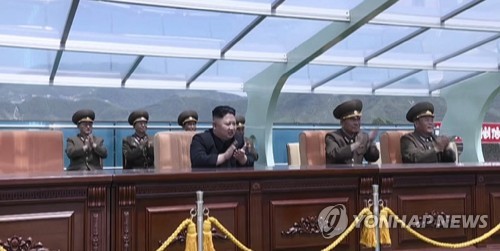 북한, 공군 지휘관 전투비행술 경기대회…김정은 참관