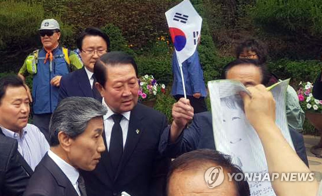 보수단체 항의받는 박주선
