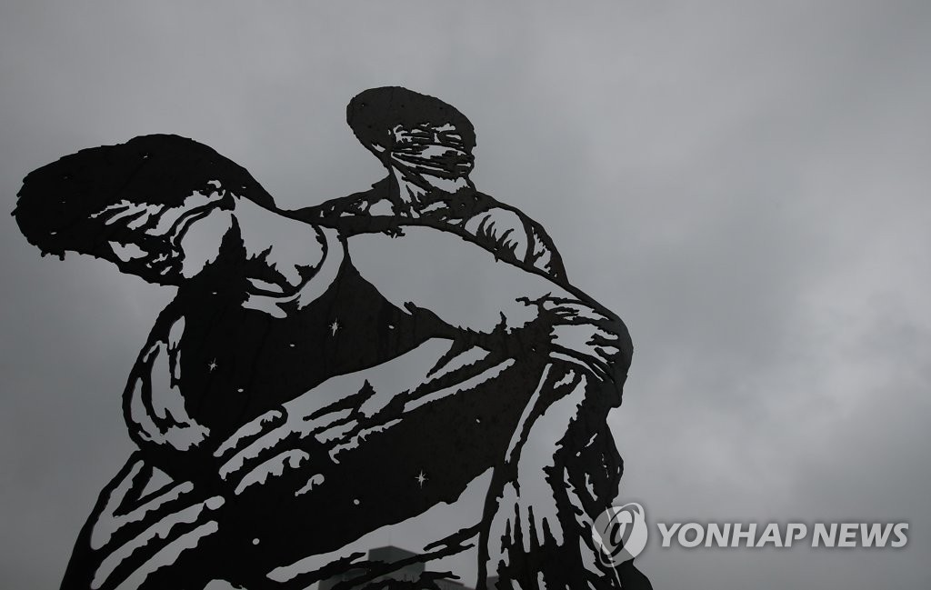연세대 이한열동산에 있는 이한열과 그를 부축하는 동창 이종창의 모습을 본뜬 동상