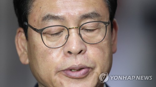 취재진 질문에 답하는 정우택 원내대표