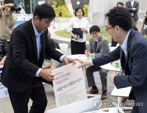 편지 전달하는 임 이골