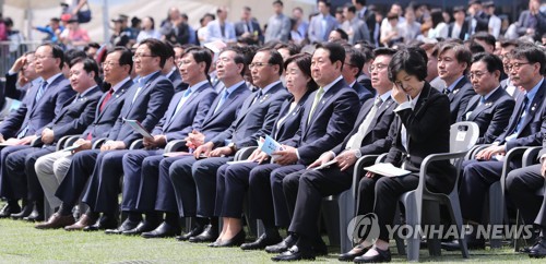 손수건 꺼낸 추미애