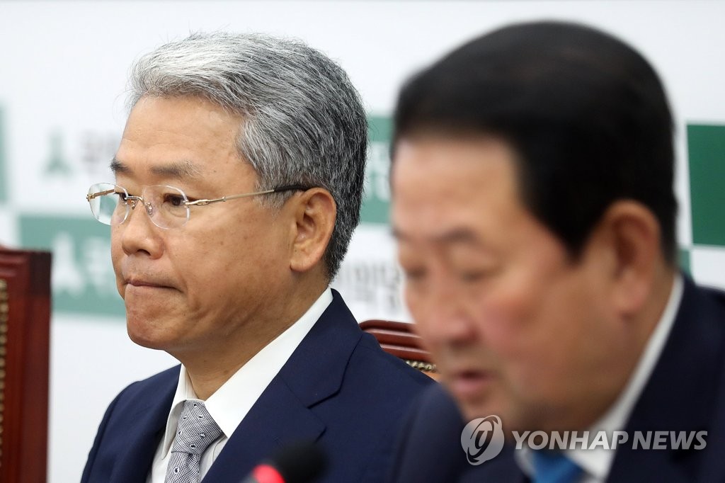 굳은 표정의 김동철