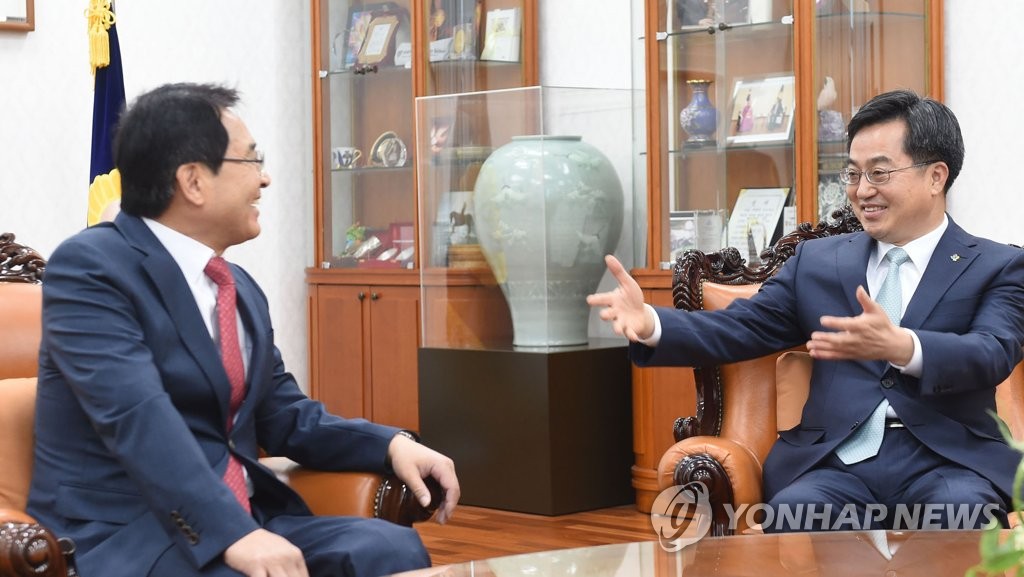 심재철 부의장과 환담하는 김동연 부총리