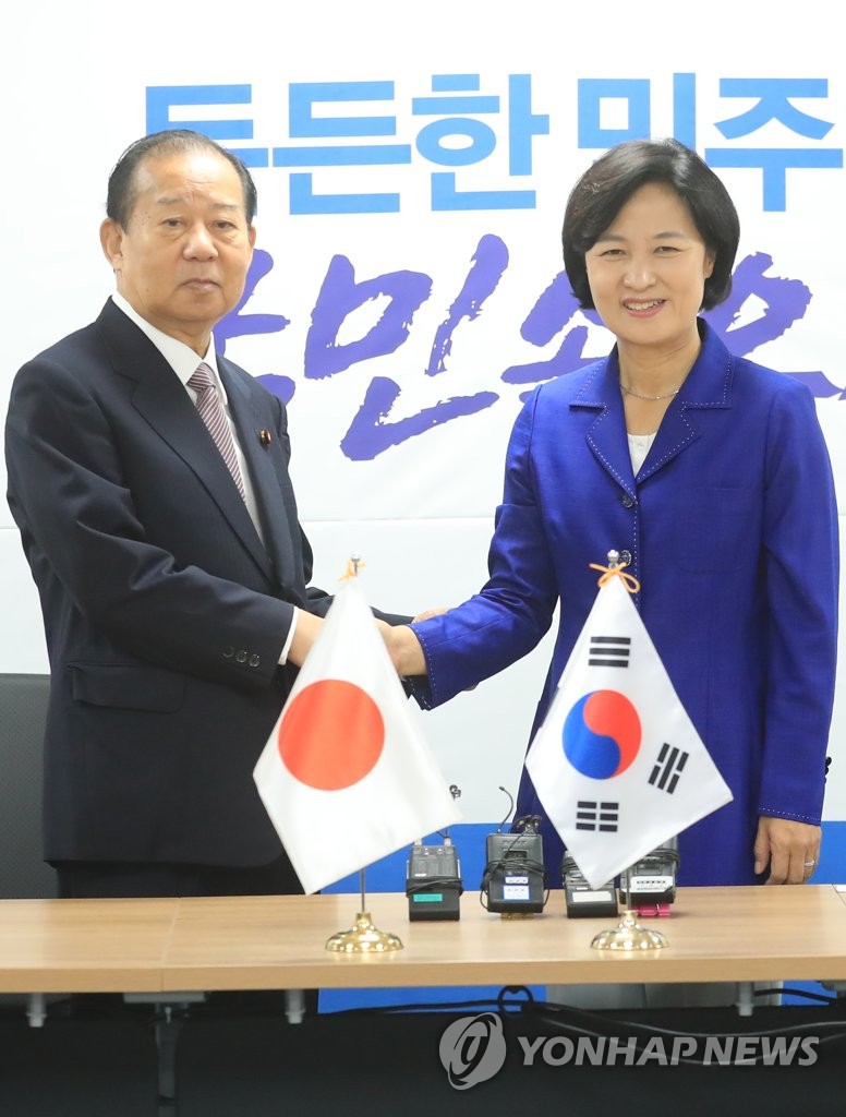 二階氏と韓国与党代表が握手