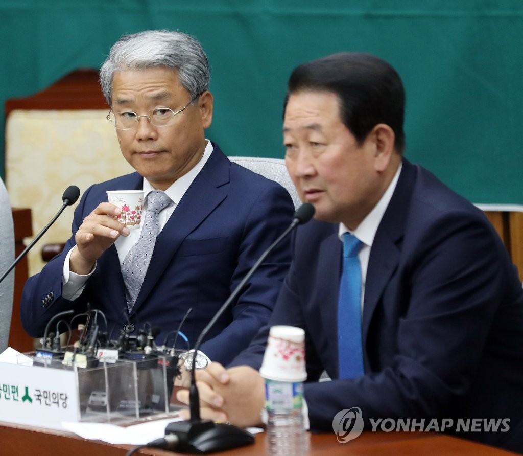 (서울=연합뉴스) 신준희 기자 = 12일 오후 국회에서 열린 국민의당 의원총회에서 박주선 비대위원장(오른쪽)이 모두발언을 하고 있다. 2017.6.12 hama@yna.co.kr