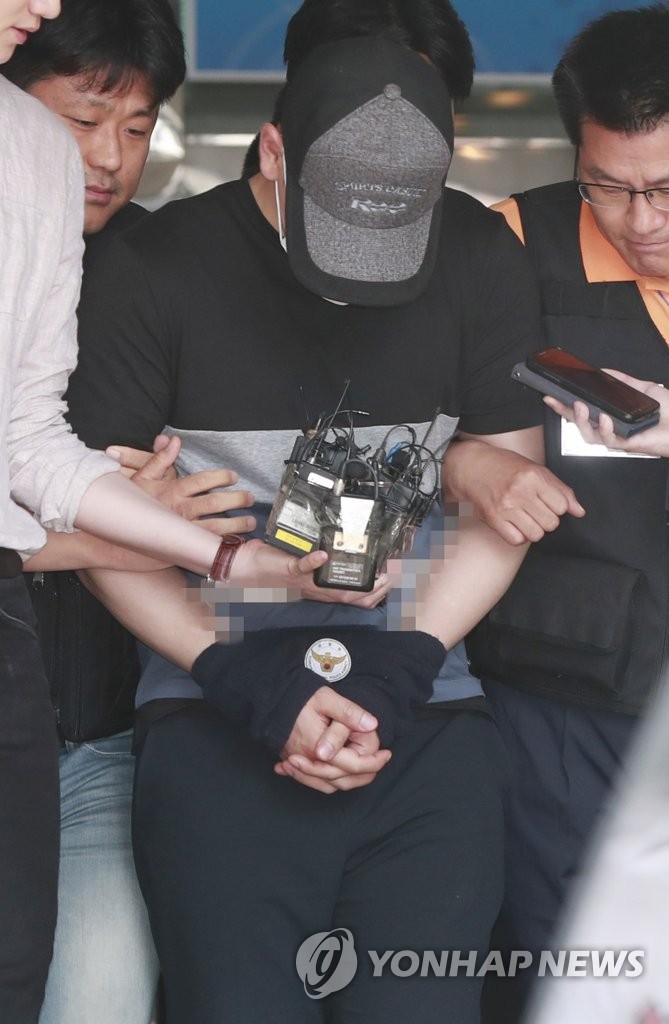 고개 숙인 '연세대 폭발물' 대학원생