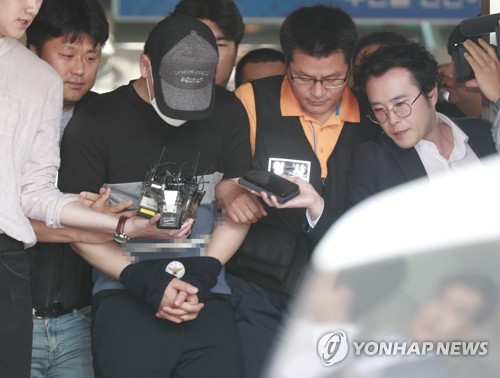 경찰서 나서는 '연세대 폭발물' 대학원생