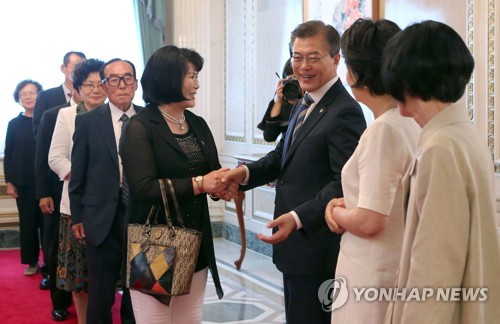 국가유공자 가족 맞이하는 문 대통령 내외