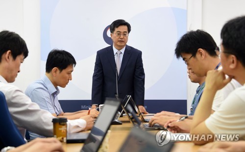 기자간담회 하는 김동연 부총리