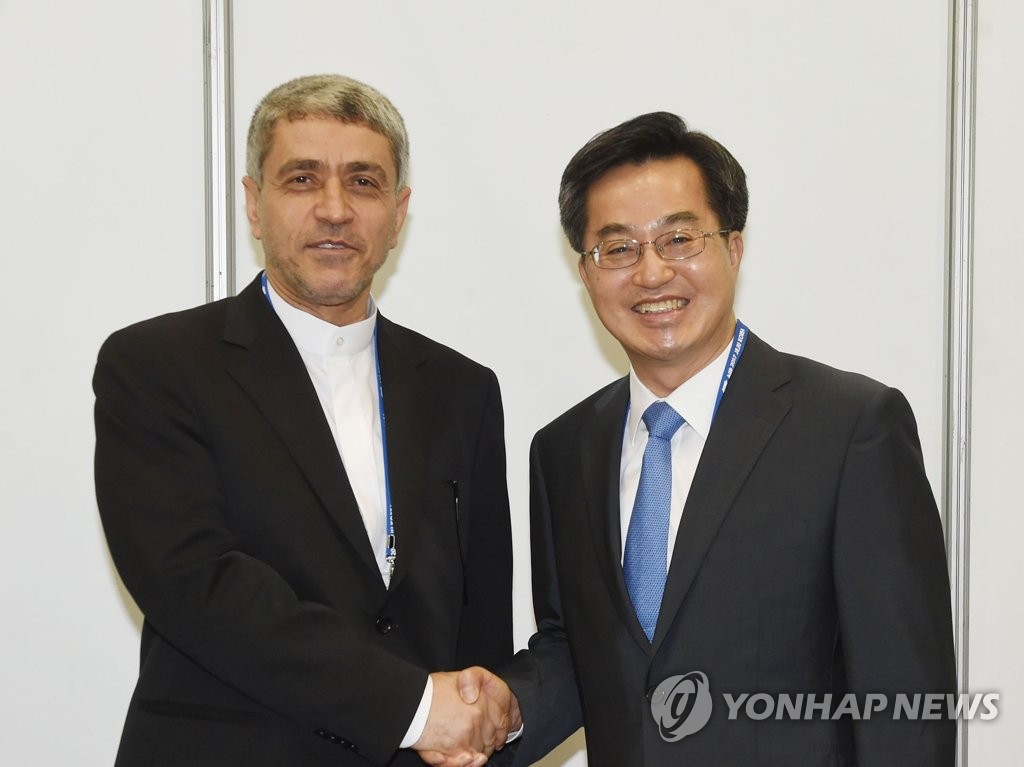 이란 재무장관과 악수하는 김동연 부총리
