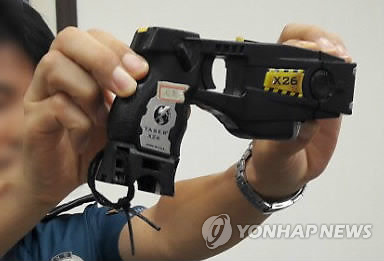 경찰이 사용하는 테이저건