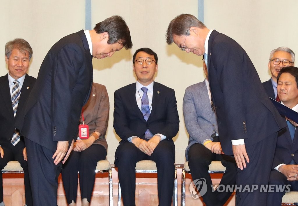 인사하는 도종환 문화체육부 장관과 문 대통령