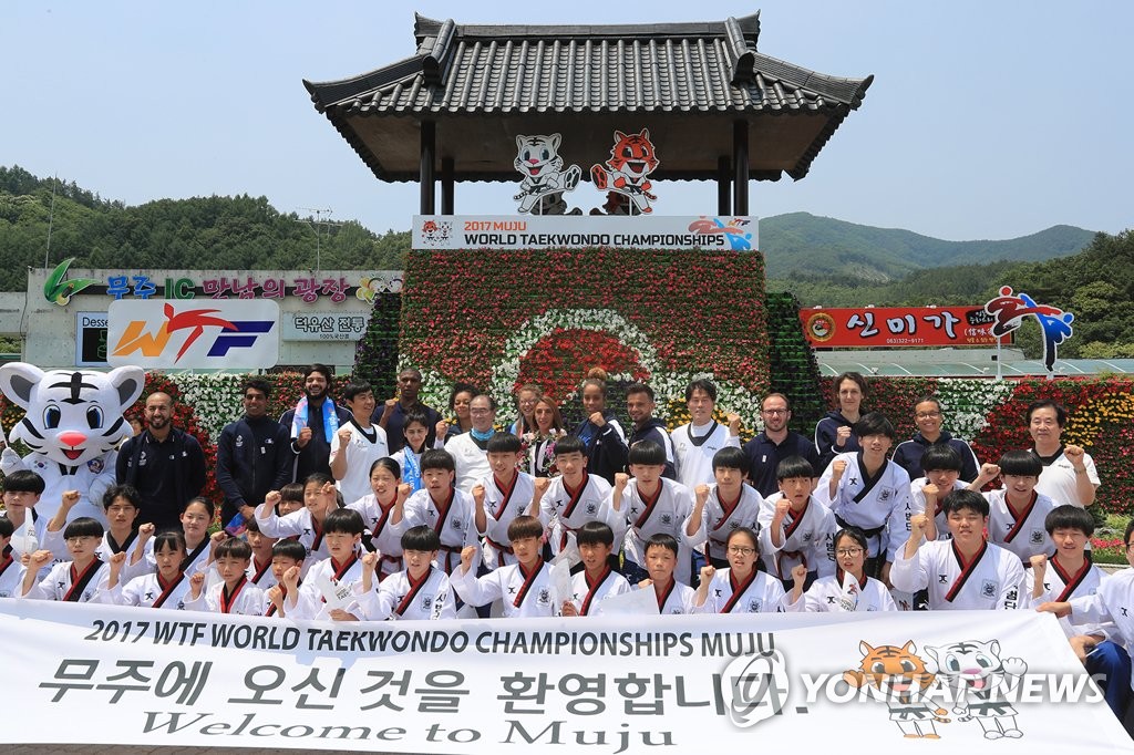 무주세계태권도선수권대회…프랑스선수단 기념촬영