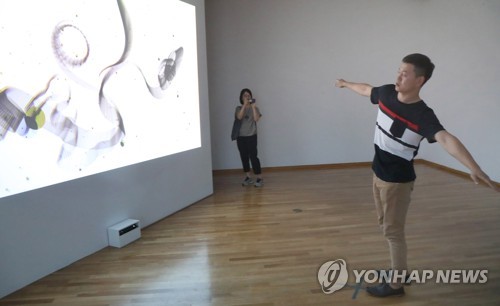 작품 설명하는 문준용 미디어아트 작가