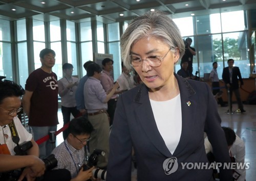 집무실로 향하는 강경화 장관