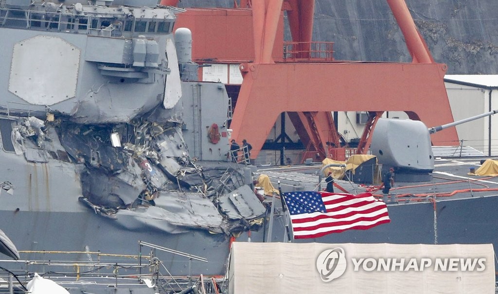 '충돌'로 선체 우측이 크게 파손된 미국 이지스함