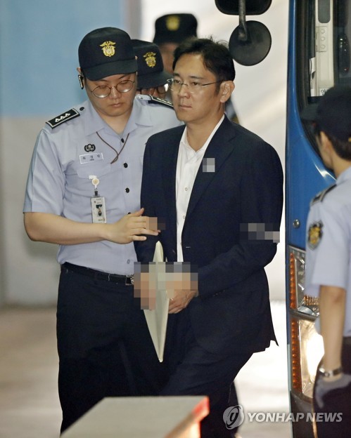 법정으로 이동하는 이재용