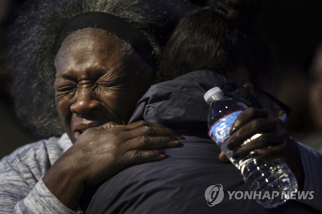 오열하는 가족들…"흑인이라 쏜 거야"