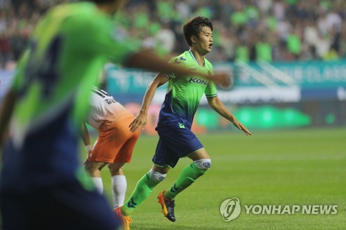 골 성공시키고 달려가는 김진수