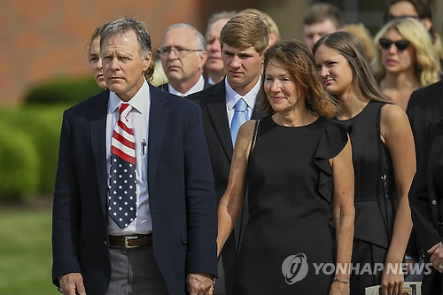 아들 떠나 보내는 美 웜비어 부모