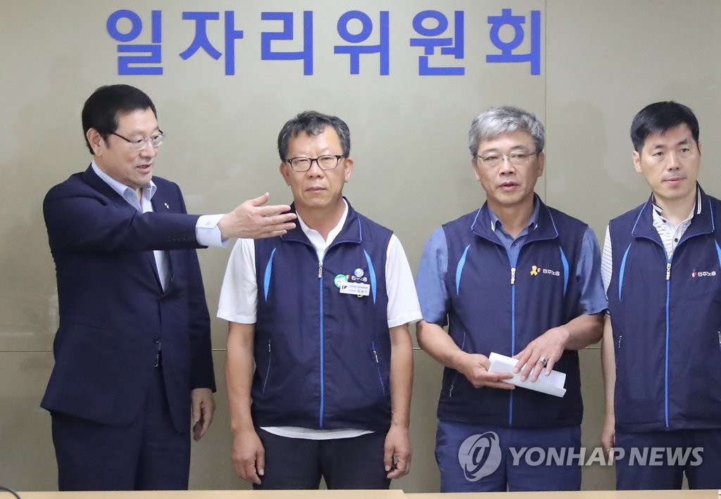 정책간담회 자리 권하는 이용섭