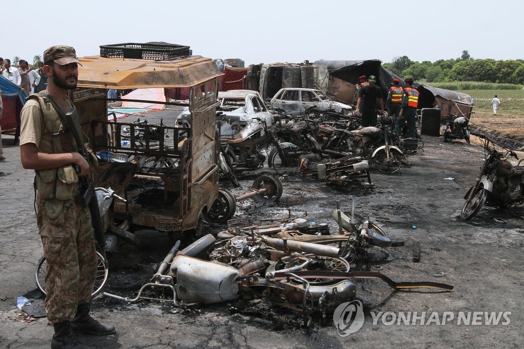 파키스탄 유조차 폭발 사망자 최소 148명으로 늘어