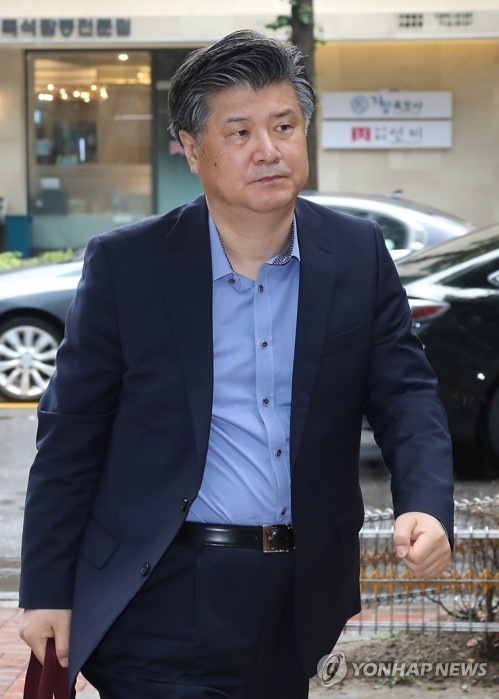 출근하는 조대엽 후보자